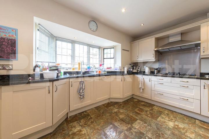 A Beautiful double receptioned 4 bedroom house in the hampstead suburbs Brim Hill, Hampstead Garden Suburb 